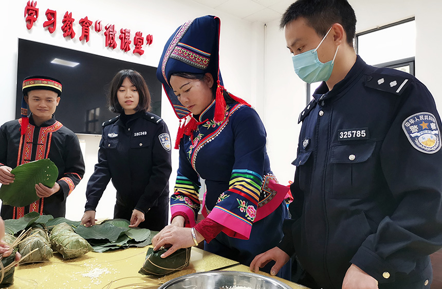 群众给民警包粽子。