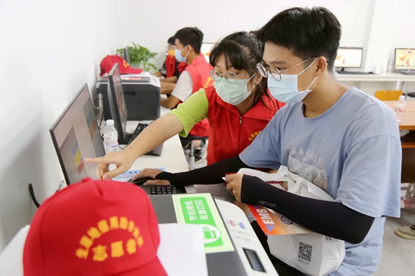 闭金芳正在指导学生填写助学贷款申请表。（张思摄）.JPG