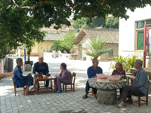 村中群众的休闲时光。黄庭坚摄