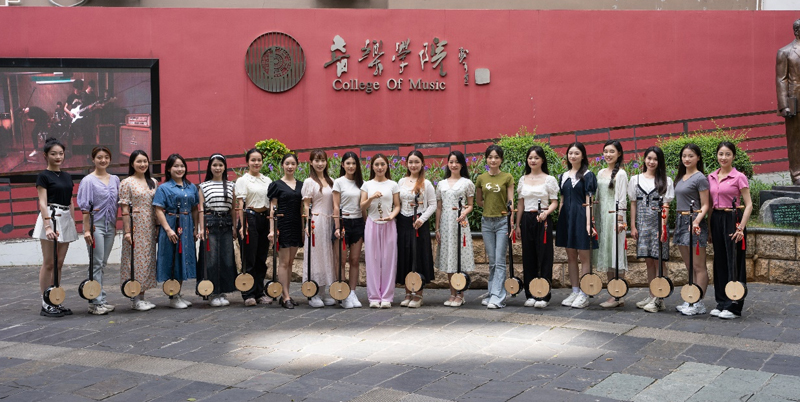 参演师生合影。广西艺术学院供图