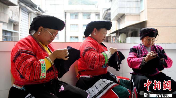 11月14日，在广西桂林市龙胜各族自治县瑶族服饰传习基地，瑶族妇女同胞正在参加刺绣技艺培训。　潘志祥 摄