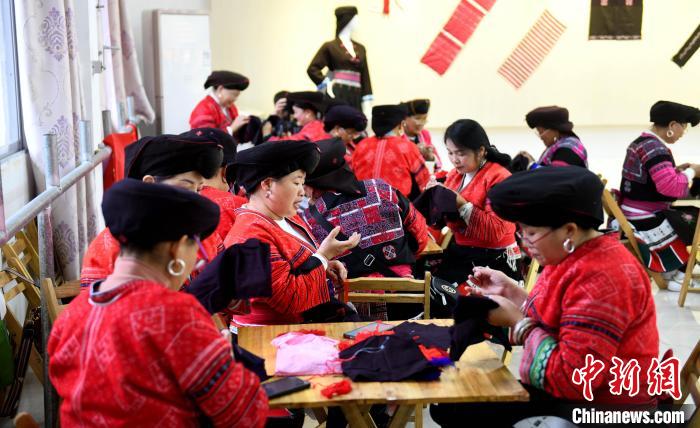 11月14日，在广西桂林市龙胜各族自治县瑶族服饰传习基地里，瑶族妇女同胞在交流刺绣技艺。　潘志祥 摄