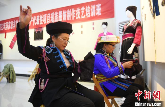 11月14日，在广西桂林市龙胜各族自治县瑶族服饰传习基地，瑶族妇女同胞们在参加刺绣技艺培训。　潘志祥 摄