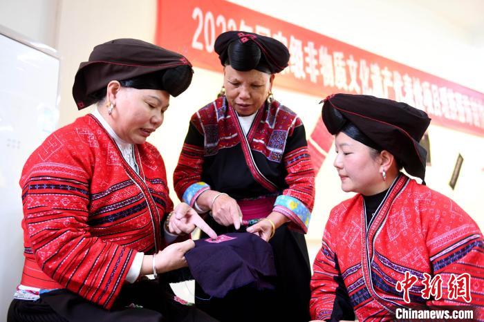 11月14日，在广西桂林市龙胜各族自治县瑶族服饰传习基地，瑶族妇女同胞交流刺绣技艺。　潘志祥 摄