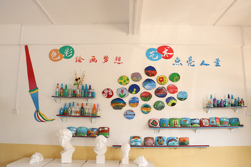 新荣小学美术教室一隅。黄紫玥摄