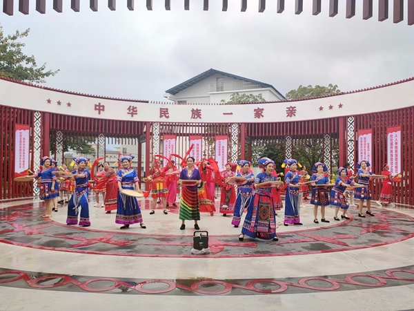 覃塘街道龙凤村红坭屯群众举行民俗表演活动，营造“中华民族一家亲”的浓厚氛围。