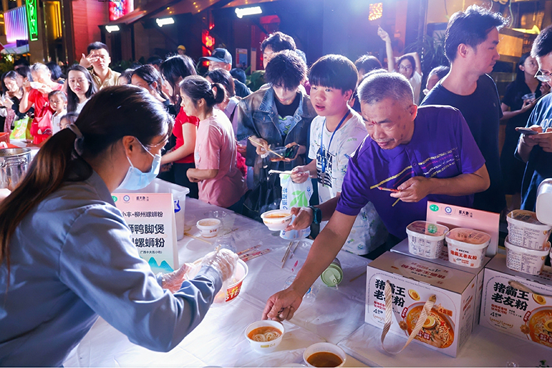 广西特色美食吸引游客驻足品尝。覃钰球摄